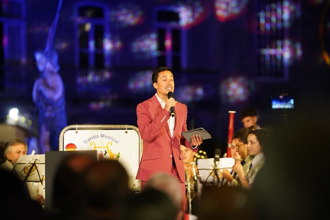 André Vilar em palco, a apresentar um evento de banda musical