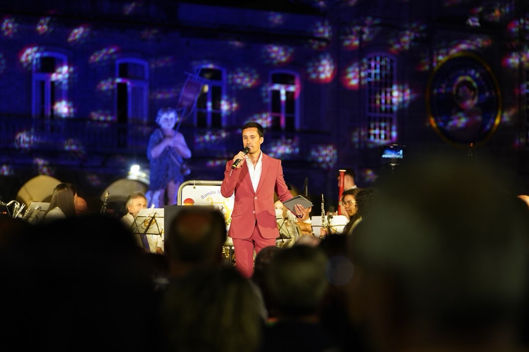 André Vilar, mestre de cerimónias, de fato em palco